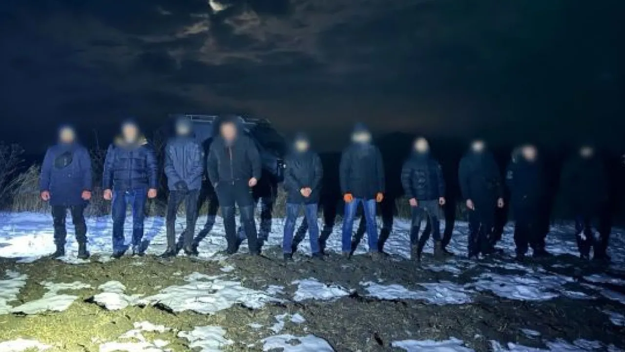 На Одещині прикордонники затримали 10 чоловіків, які заплатили по 6500 доларів за втечу в Молдову 