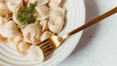 Тісто для пельменів буде еластичним і м'яким: потрібно додати один інгредієнт - фото