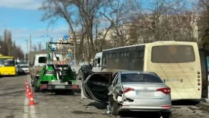 У Києві нетверезий водій врізався в автобус: постраждала жінка - фото