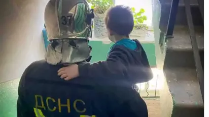 На Київщині сталася пожежа в квартирі: рятувальники евакуювали трьох дітей - фото