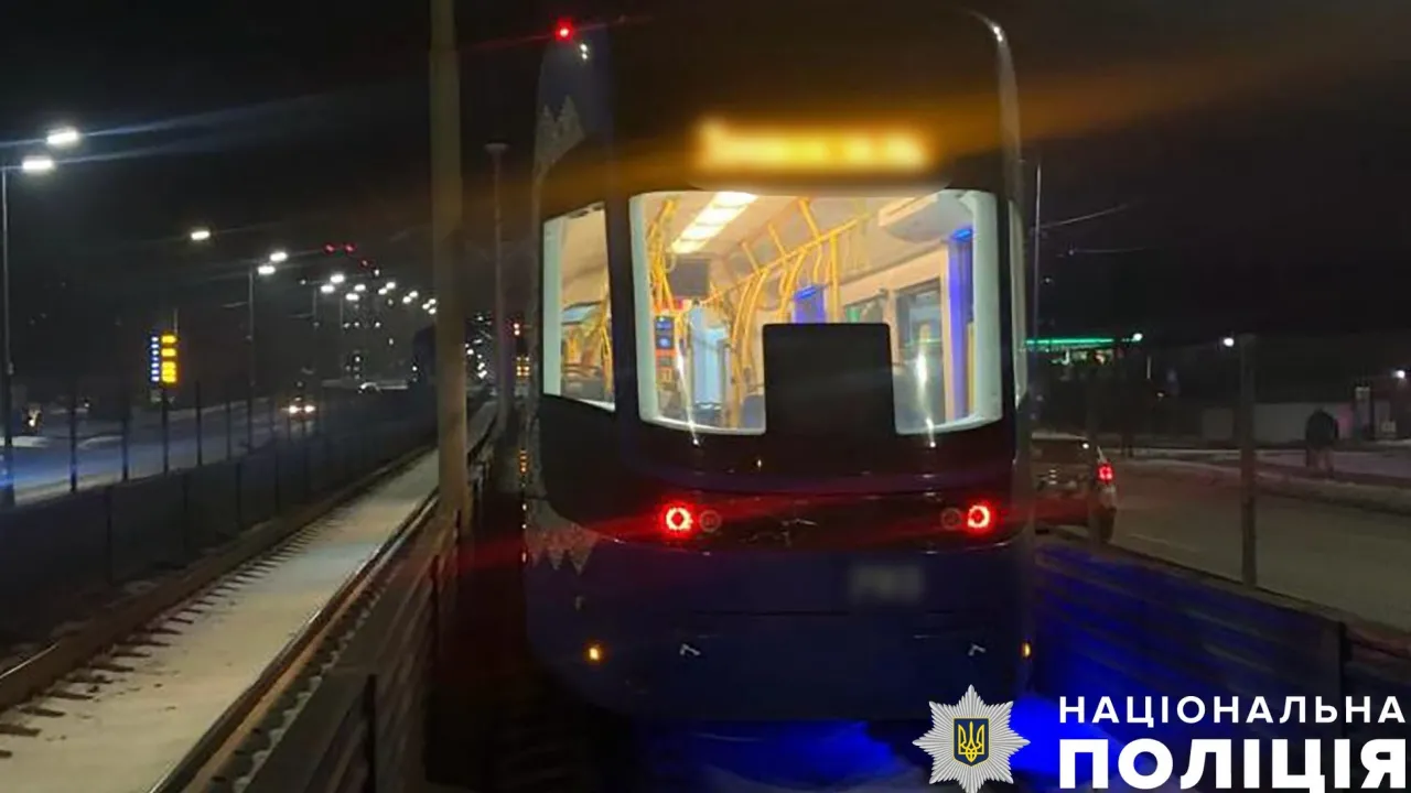 Смертельна ДТП у Києві: трамвай наїхав на чоловіка 