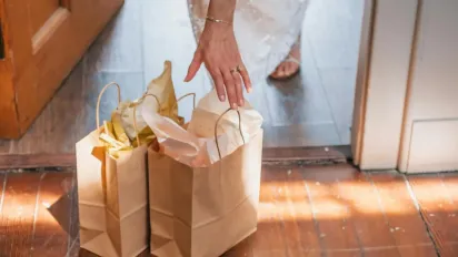 Чи можна вітатися через поріг і передавати речі насправді: відповідь здивує - фото