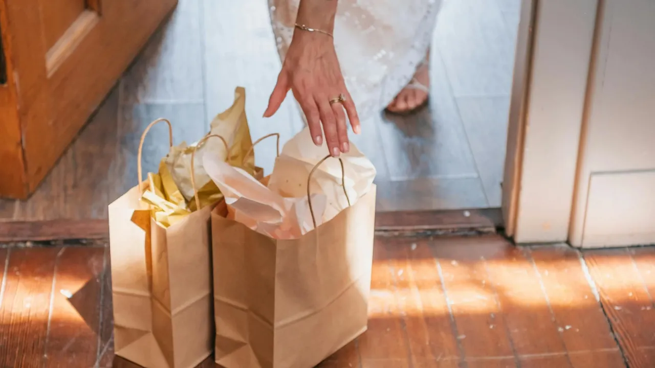 Чи можна вітатися через поріг і передавати речі насправді: відповідь здивує 