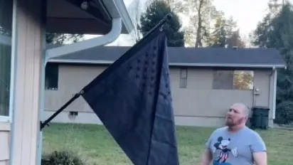 Американці масово вивішують на своїх будинках чорні прапори: що це означає - фото