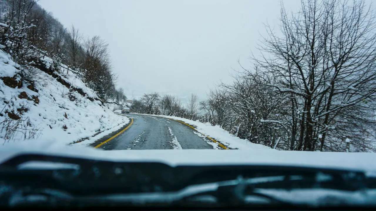 Сніг, дощі, туман та ожеледиця: синоптик попередив про погіршення погоди в Україні 