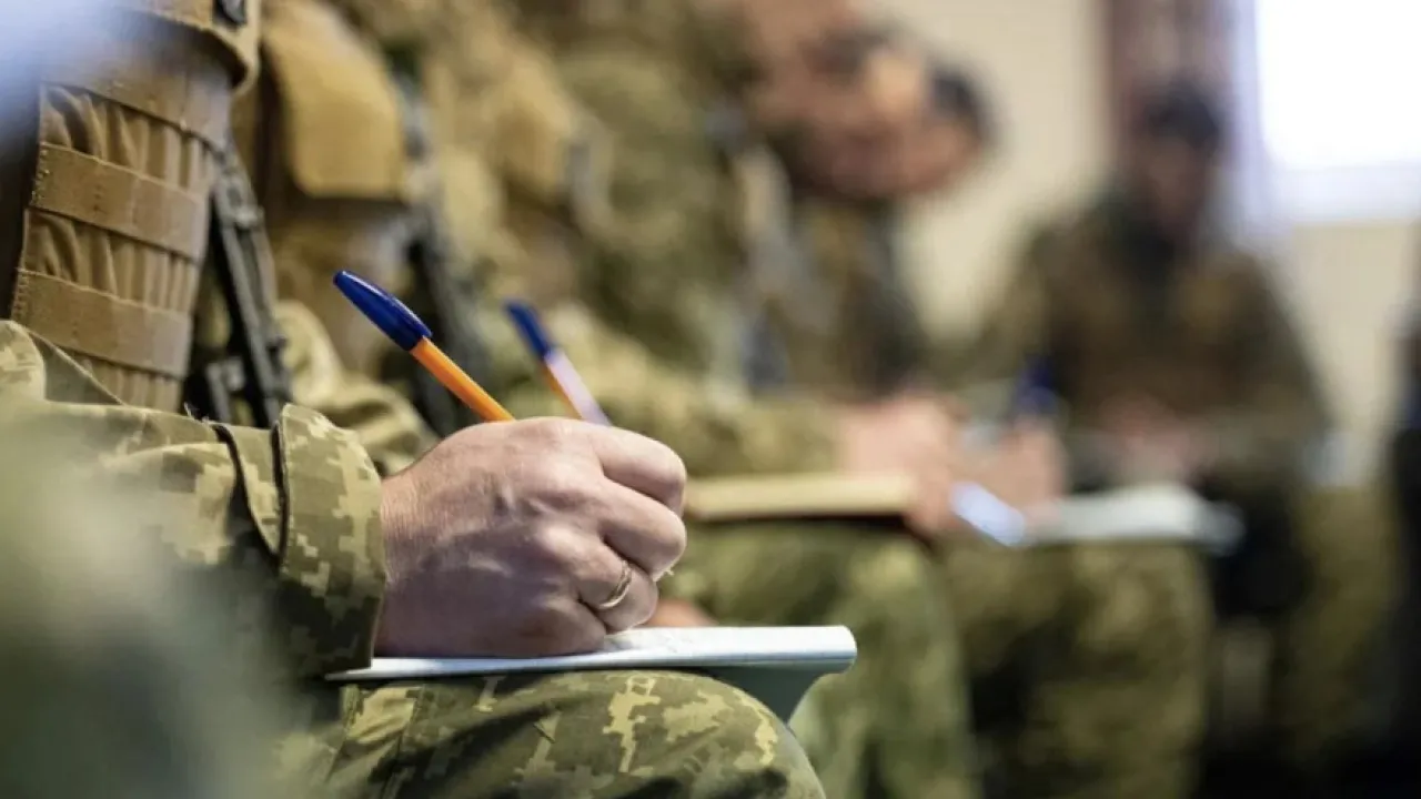 Українці за кордоном зможуть отримати бронювання від мобілізації: як це буде працювати 