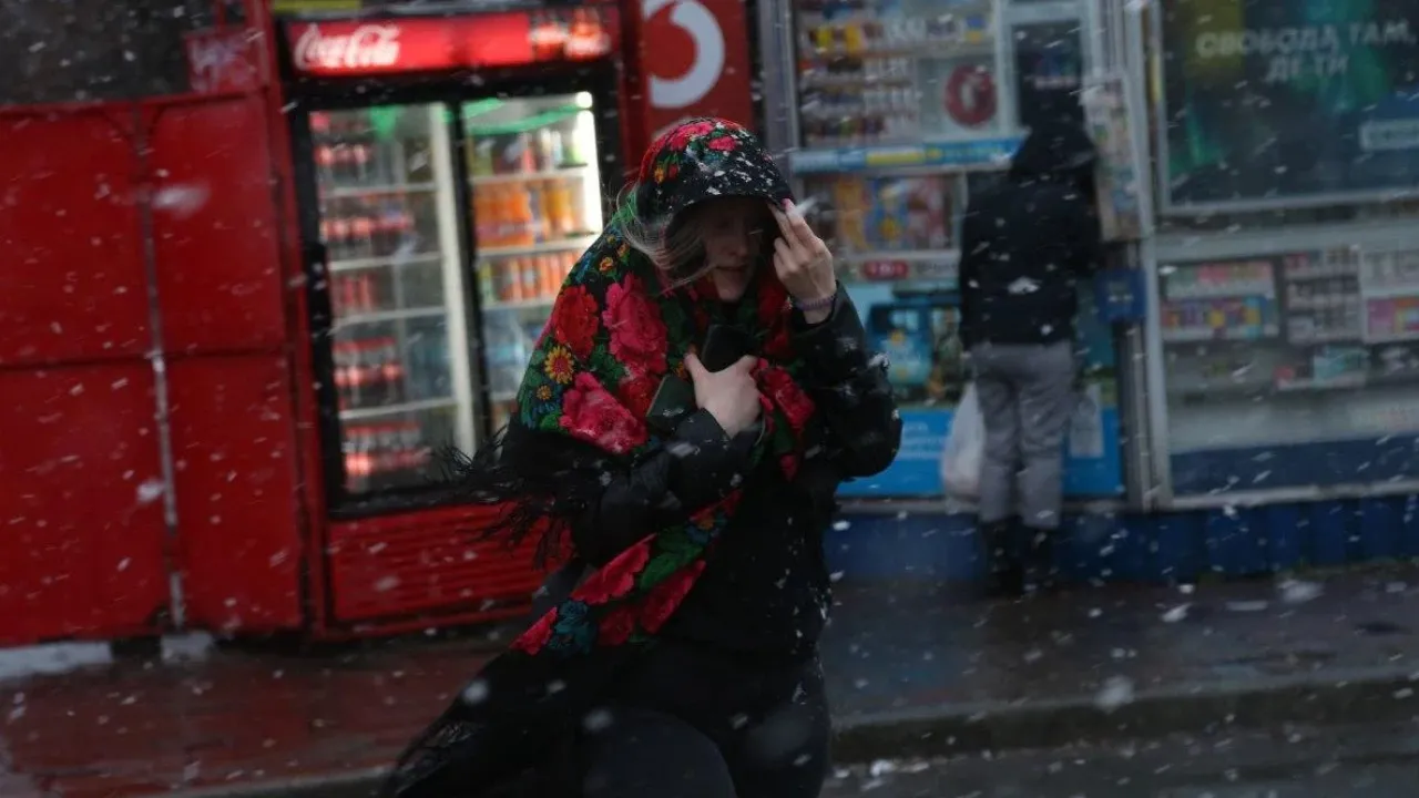 Синоптикиня попередила про негоду в Україні: буде вогко, вітряно та з мокрим снігом 