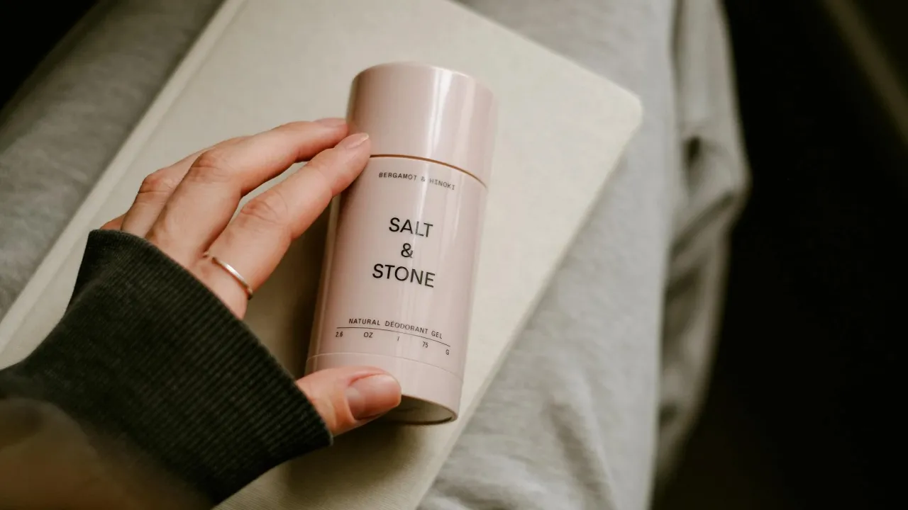 Як видалити сліди від дезодоранту на білому одязі: прості лайфхаки 