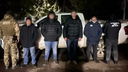 На Буковині прикордонники за допомогою дрона затримали 4 чоловіків, які намагалися втекти до Румунії - фото