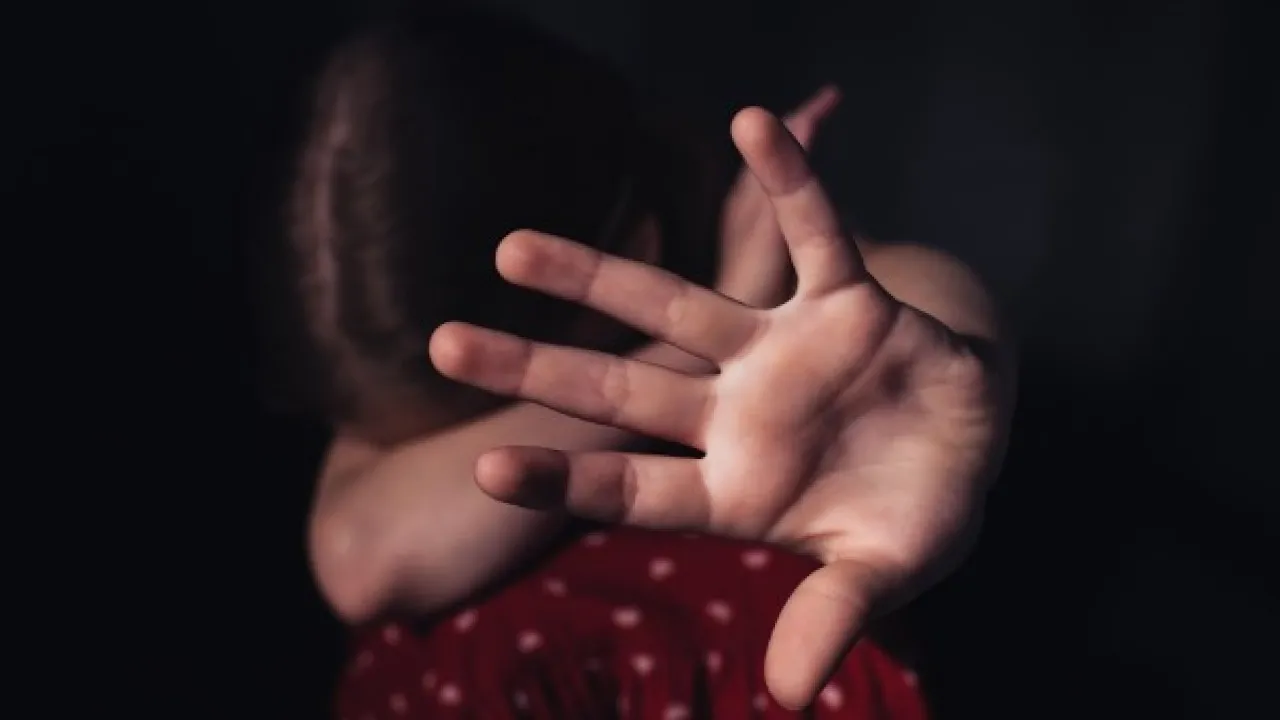 На Закарпатті чоловік розбещував дівчаток 10-11 років 