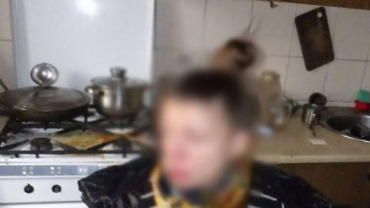 Побила і лишила помирати: у Києві жінка до смерті забила свою літню матір 