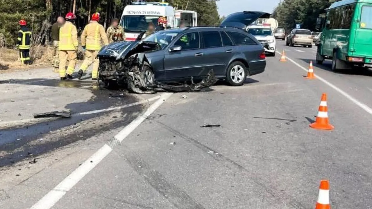 Один чоловік загинув, ще один - у тяжкому стані: на Рівненщині трапилася серйозна ДТП (ФОТО) 