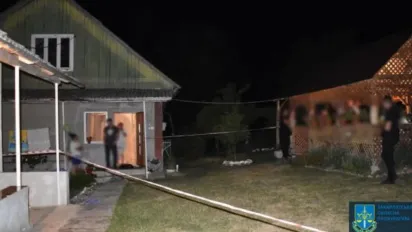 На Закарпатті п'яний чоловік вбив ножем свого однорічного сина - фото