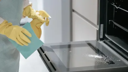 Не потрібно більше мити духовку оцтом: від старого жиру і бруду допоможе інший засіб - фото