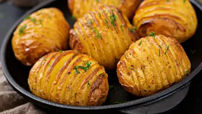 Картопля в мундирі з хрусткою скоринкою без духовки: ідеально на вечерю - фото