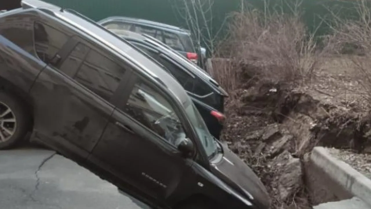 У Києві три автомобілі провалилися під асфальт 