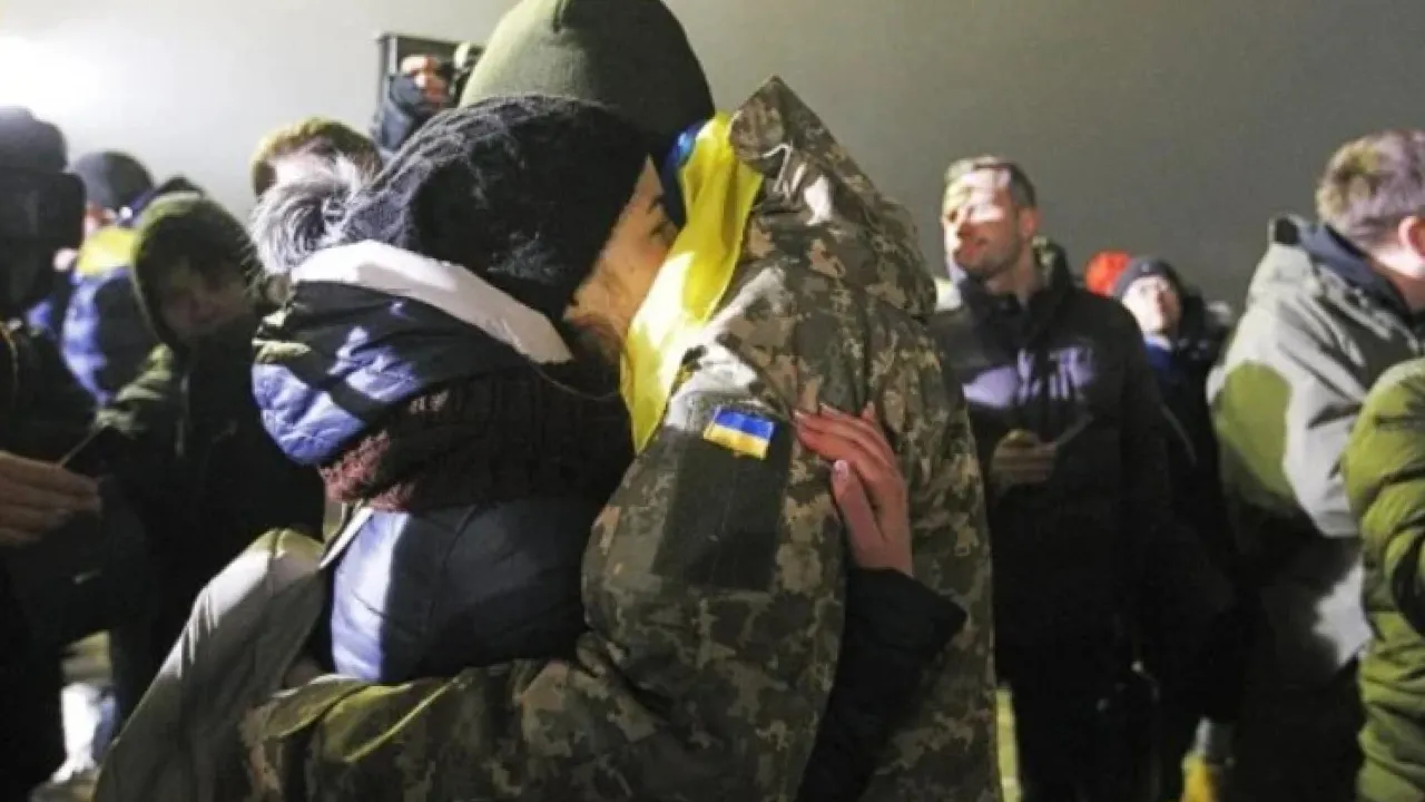 Які соціальні послуги можуть отримати звільнені з полону люди та їхні родичі? 