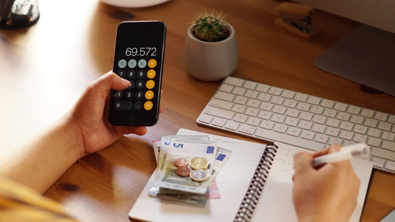 Українці почали отримувати проіндексовані виплати: скільки коштів на це виділили та чи не буде затримок 