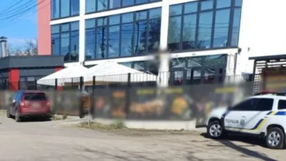 Травма голови та перелом ноги: на Одещині іномарка переїхала жінку на тротуарі - фото