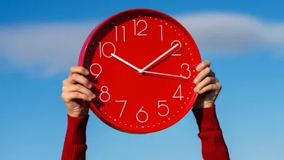 Коли переводять годинники на літній час в Україні у 2025 році - фото