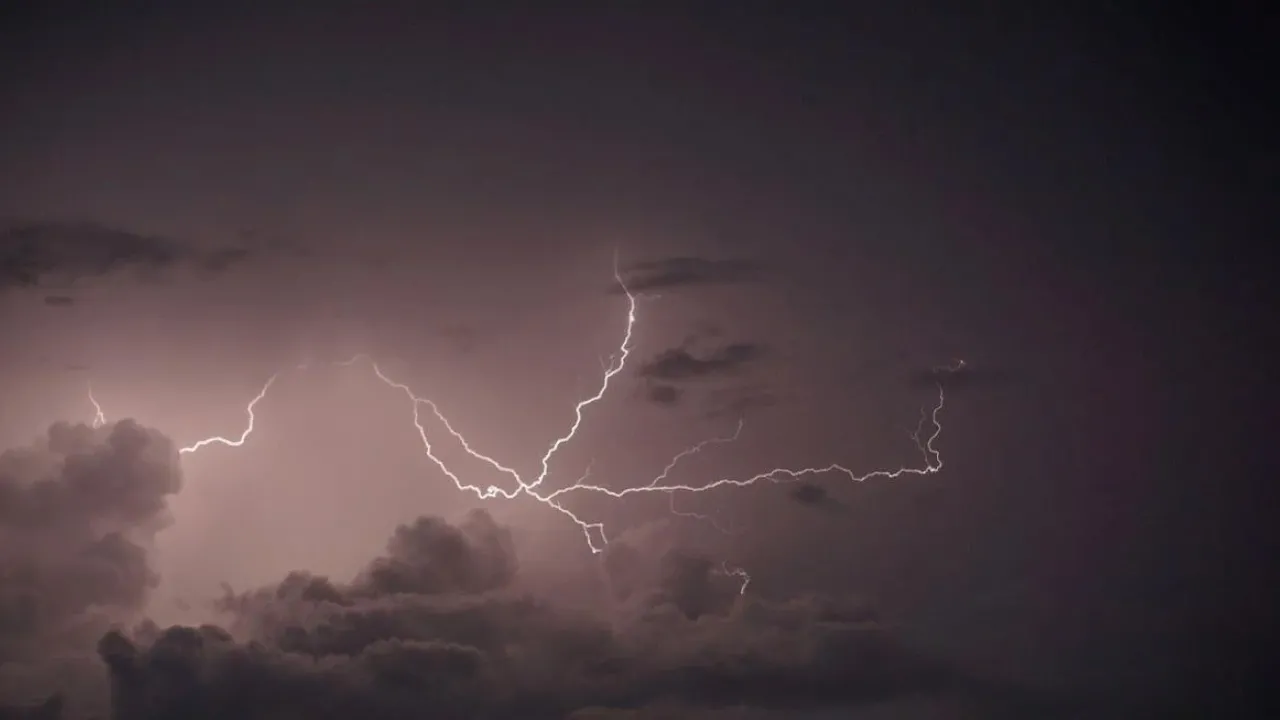 Грози на порозі: синоптик розповів, якою буде погода найближчими днями 