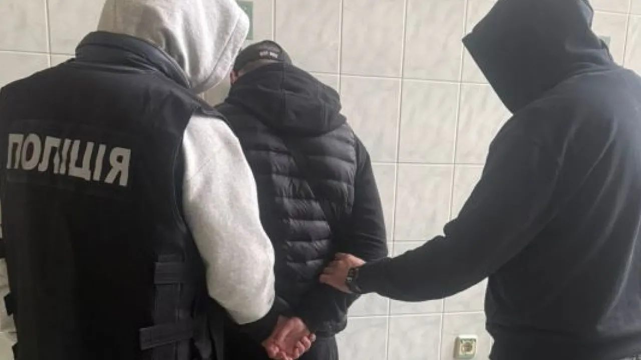 В Одесі представник громадської організації торгував документами для виїзду за кордон 