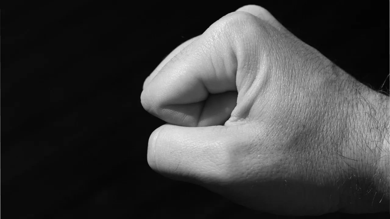 Повалив на землю і вдарив по голові: на Львівщині чоловік побив 13-річного хлопчика 