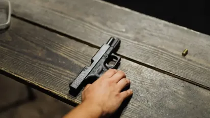 На Волині чоловік тікав від ТЦК із пістолетом у руках - фото