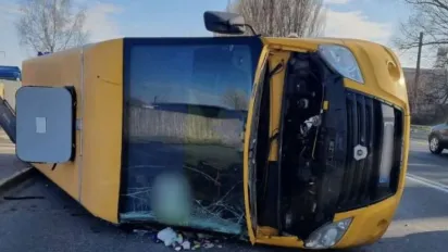Під Києвом перекинулася маршрутка: постраждали 5 пасажирів - фото