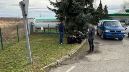 На Закарпатті правоохоронці викрили угруповання, яке за 6000 доларів переправляло осіб через кордон - фото
