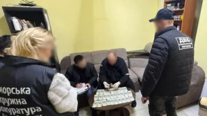 В Одесі поліція затримала чоловіка, який за 3000 доларів оформляв документи на постійне проживання іноземцям - фото