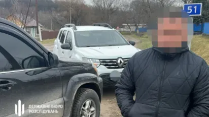 На Буковині затримали правоохоронця, який за 5500 доларів допомагав вивозити чоловіків до Молдови - фото