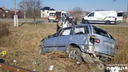 На Буковині легковик вилетів в кювет та перекинувся: загинули батько з сином - фото