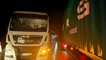 На Львівщині зіткнулися автобус і вантажівка: травмовані 7 пасажирів - фото