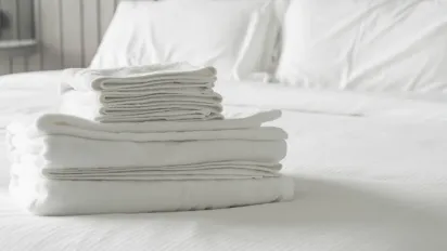 Як відбілити старі білі простирадла: копійчана порада без відбілювача та оцту - фото