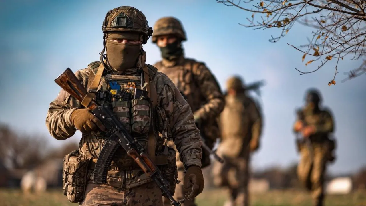 Скільки з 1 квітня платитимуть військовим: кому і за що начислять надбавки 