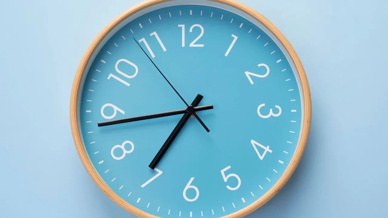 Завтра українці перейдуть на літній час: у скільки потрібно перевести годинники 