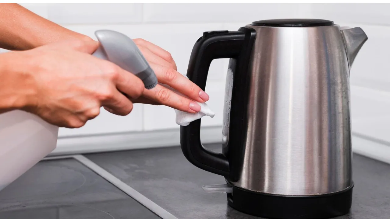 Один продукт із вашого холодильника - і накипу в чайнику більше не буде: про що йдеться 