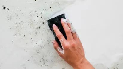 Що використовують професійні прибиральниці від грибка на швах між плитками: є в кожного вдома - фото