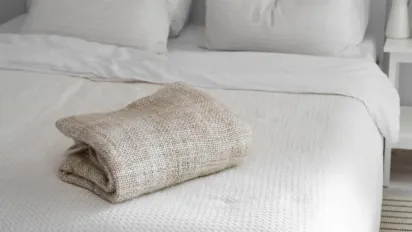 Як позбутися складок на простирадлах швидко і легко: поради господинь - фото