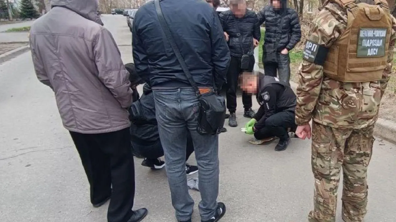 На Запоріжжі юрист за 15 тисяч доларів намагався організувати незаконний виїзд чоловіка за кордон 