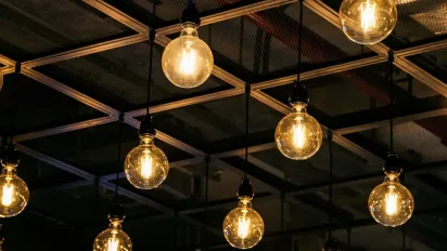 Українцям назвали тарифи на світло та газ у квітні: скільки потрібно буде платити за 1 кВт*год та кубометр - фото