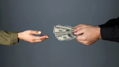 Українці назвали сфери, де найчастіше стикаються з вимаганням хабарів - фото