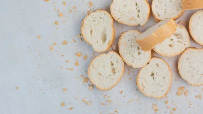 Не викидайте черствий хліб: 9 несподіваних способів його використання - фото