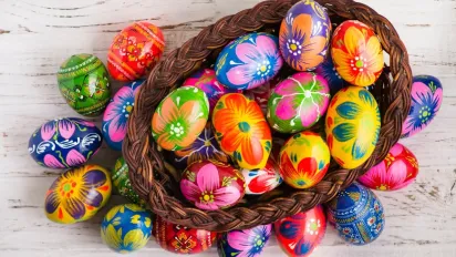 Білі чи коричневі яйця: які обрати для ідеального фарбування на Великдень - фото