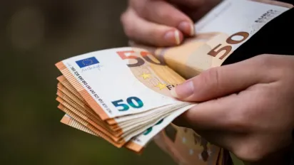 Стосується всіх, хто має до 10 тисяч євро чи доларів: повідомили важливу інформацію - фото