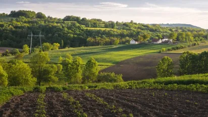 Примусово вилучатимуть землю: Зеленський підписав закон – вже відомо, де почнуть - фото