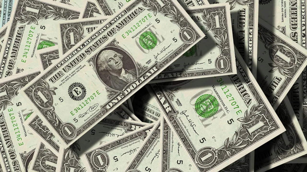 Курс валюти шокує: долар перевалив за 41 гривню 