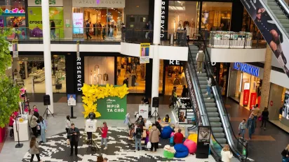 В одному з ТЦ Львова чоловік на кріслі колісному влаштував стрілянину - фото