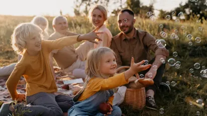 Чи буде для малозабезпеченої сім'ї виплата, якщо в ній троє студентів та батьки, що не працюють - фото